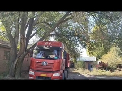 Onze distributeur laadt de producten uit in het magazijn.