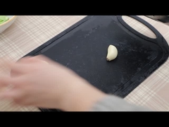 Geurige, pittige, zure bonen smaak Vermicelli en instant noedels soep met rijke ingrediënten