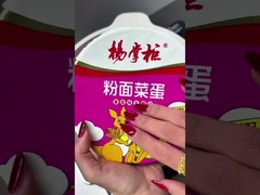 Instantnoedels, vermicelli, groenten en ei tomaten smaak