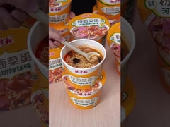 Instantnoedels, vermicelli, groenten en eieren met nieuwe smaak