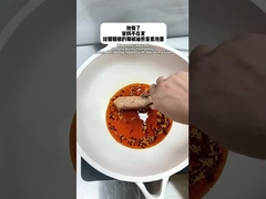 Instant noodles koken met chili-olie gebakken ei