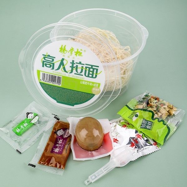 Kruidig rundvlees smaak Ramen Instant Noodles Niet gebakken / Cup Noodles rundvlees Kruidig zuur en kruidig met ei