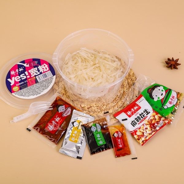 Niet gebakken ja breed instant vermicelli met pinda Chongqing Zuur en pittige smaak glas noedels mala tang