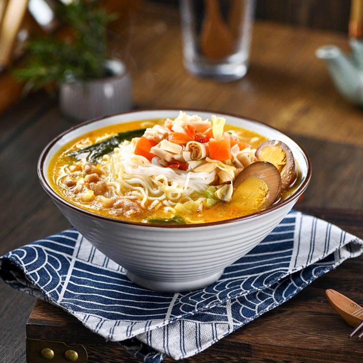 Rundvlees smaak vermicelli instant noodles met groente en gemarineerde ei Gouden soep Rundvlees smaak instant noodles