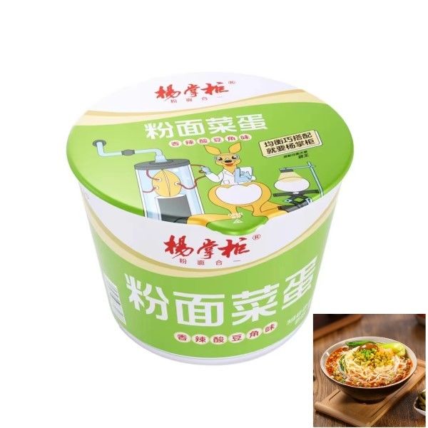 Vermicelli zonder gebak en instant noedels gebakken met een heel ei Een veelzijdige optie voor instant maaltijden