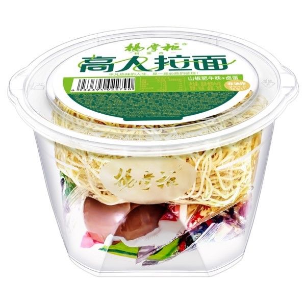 Niet-geroosterde ramen instant noedels met saus kruiden en ei pittige rundvlees smaakbeker