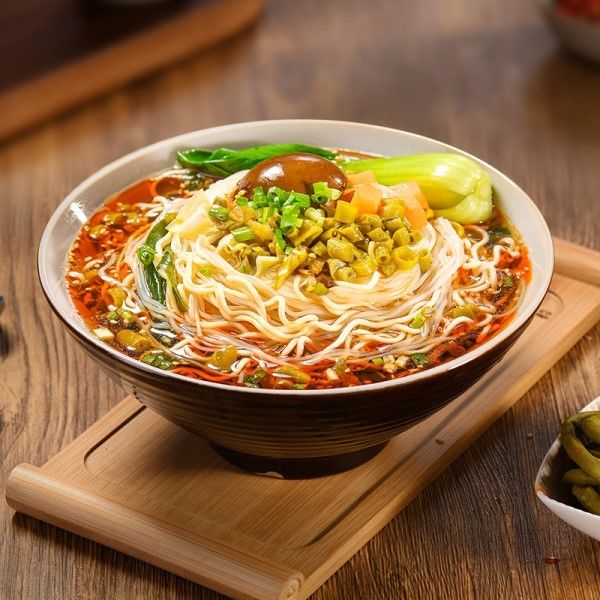 Geurige, pittige, zure bonen smaak Vermicelli en instant noedels soep met rijke ingrediënten