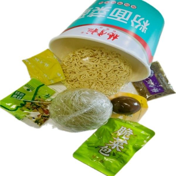 Heerlijke gekookte vis smaak Vermicelli en instant noedels met gemarineerd ei