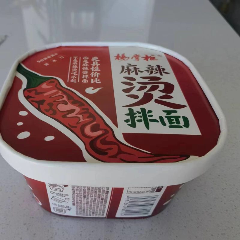 Kruidige smaak Instant Noodle Bowl Cup Noodles Snelle en gemakkelijke maaltijden zonder kunstmatige smaken of kleuren