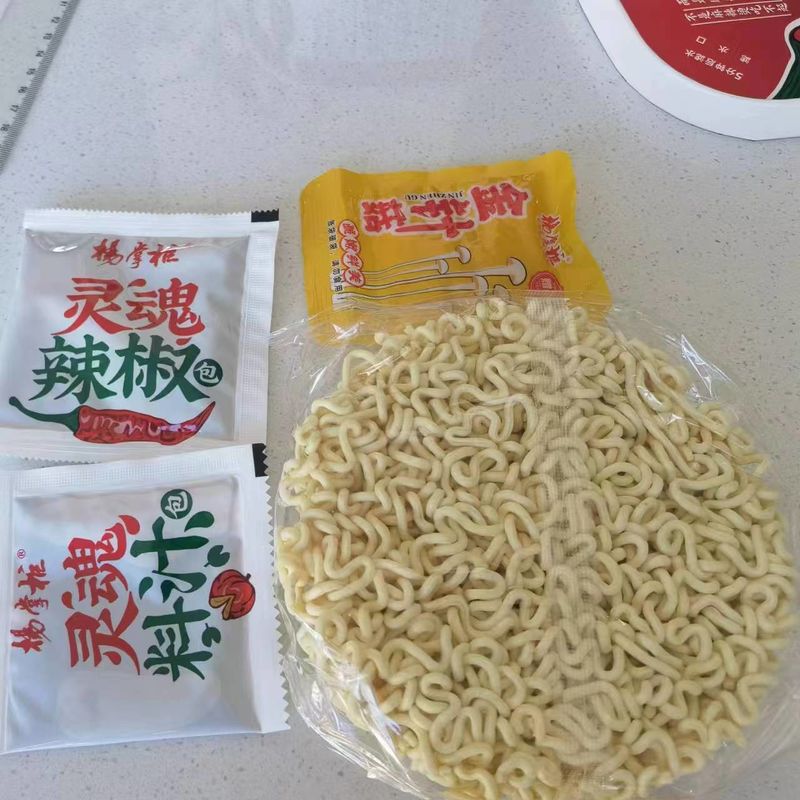 Kruidige smaak Instant Noodle Bowl Cup Noodles Snelle en gemakkelijke maaltijden zonder kunstmatige smaken of kleuren