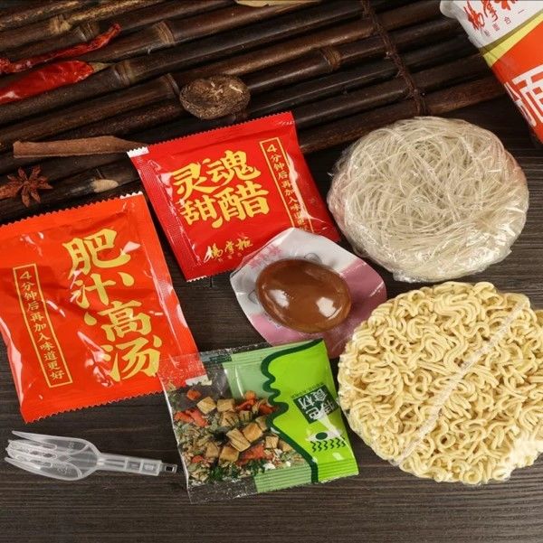 Instantnoedels en vermicelli met groenten en eieren, Hongkongse stijl, rijke vetrijke saussmaak