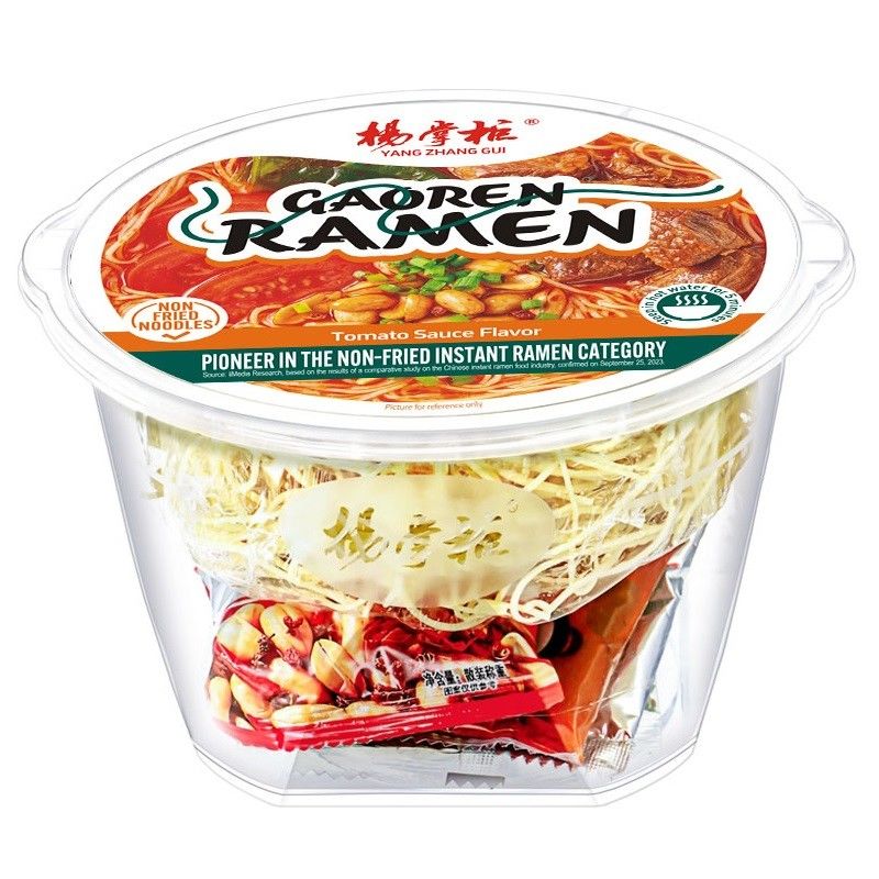 Heerlijke instant noedelsop met koken met kokend water en tomatensoep smaak