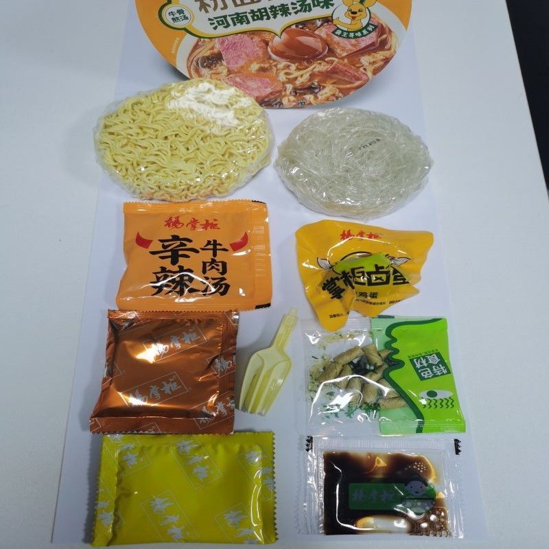 Kleine hete Chinese instantnoedels vermicelli en noedels heet pittig mala China eten China noedels