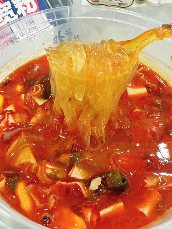 Chongqing Zuur En Kruidig Aroma Cup Noodles Met Vermicelli Warm Niveau Kruidig En Ingrediënten Vermicelli