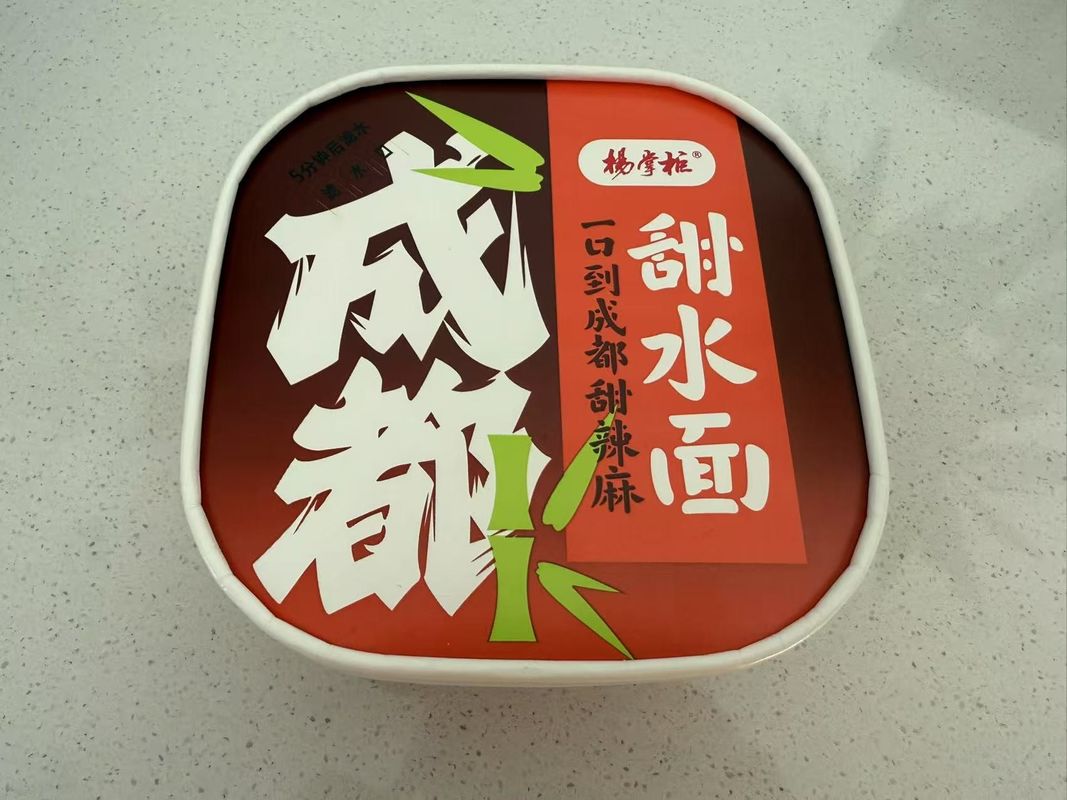 175 g geroosterde instant ramen noedels met Chengdu Sweet Noodles smaak en koken met kokend water