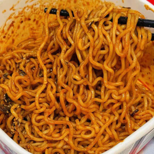 Little Spicy Wuhan Dry Noodles Spicy Sesam Sauce smaak voor uw authentieke Chinese noodle ervaring