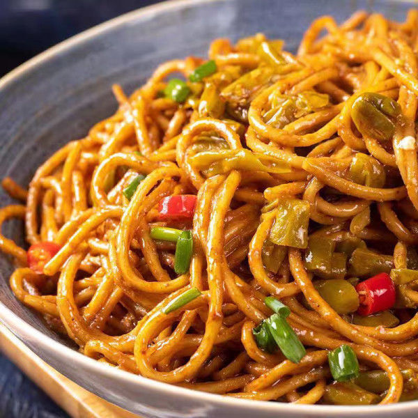 Geniet van de perfecte combinatie van sesamsaus en een beetje kruiden in vegetarische spaghetti.