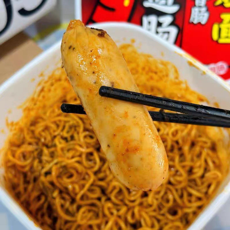Papieren doos verpakking Koreaanse hete kipnoedels heel heet met zwarte peper authentieke worst