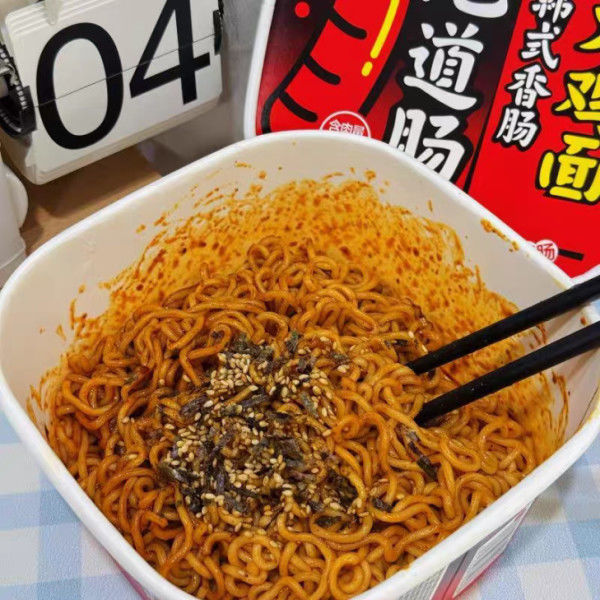 Categorie Roeren Vries Instant Chinese Noodles Zeer pittig En Een beetje Zoete Specerijen Niveau hete kip
