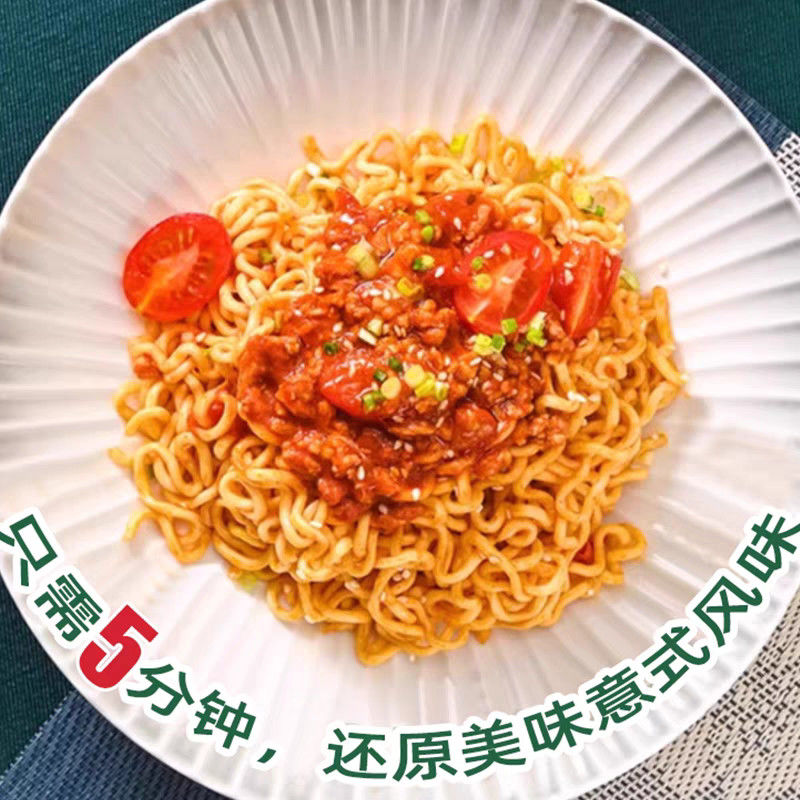 Heerlijke Chinese Vermicelli, snel roeren Instant Chinese Noodles met Italiaanse Tomato Sauce