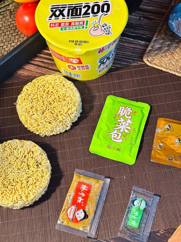 Instant Ramen Kookmethode: Kokend Water en Smaakvolle Gouden Soep Rundvleessmaak Noodle