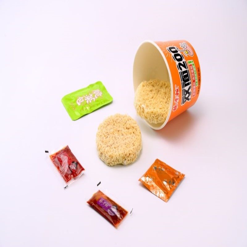 Soort soep Instant Noodles Per Netto Gewicht 204g*12 12 maanden Geldig met 2 noodelkeken