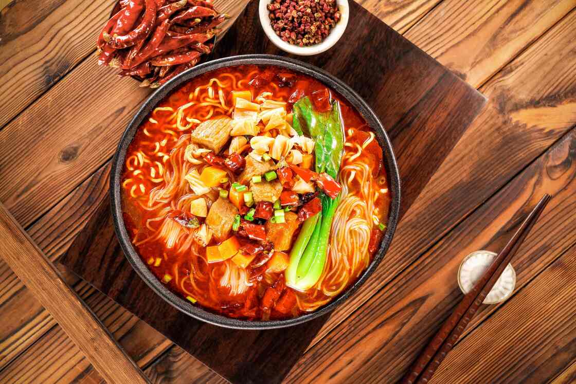 Pittige Cup Noodles Saus Smaak 92g 12 Pak Instant Ramen Perfect voor Fastfoodrestaurants, Foodtrucks en Cafetaria's