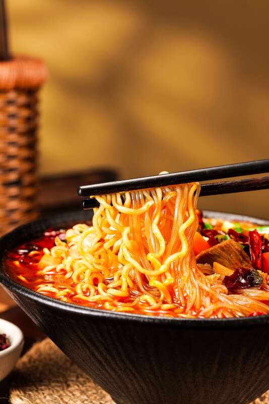 92g12 Cup Noodles Chongqing Mala Aroma Groente Ingrediënten Instant Noodles Ideaal voor evenementen Catering en hospitality diensten