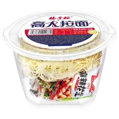 Niet-geroosterde ramen instant noedels met heerlijke en voedzame ingrediënten voor een gezonde maaltijd