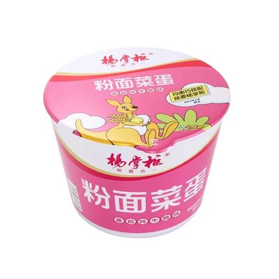 Vermicelli en instantnoedels met gestoofd rundvlees en tomatensmaak Chinese instantnoedels