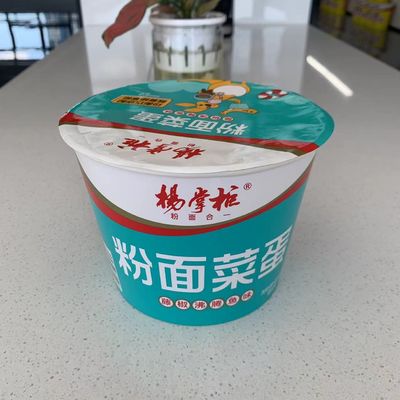 Krullerige groentebeker Instant Noodles met pittige rotanpeper gekookte vis smaak