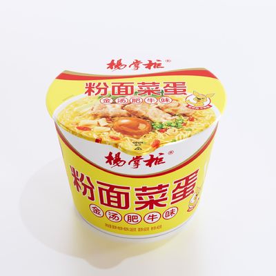 Traditionele Chinese zoete aardappel vermicelli noedels in goudgele soep met rundvleessmaak voor een heerlijk gerecht